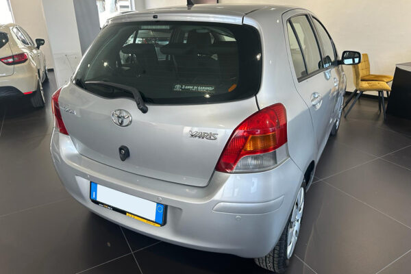 Yaris_11
